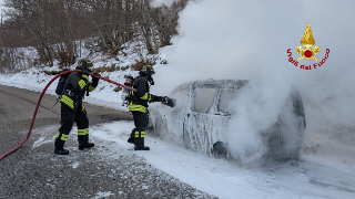 Castelsantangelo sul Nera - Auto a metano in fiamme: illesi gli occupanti